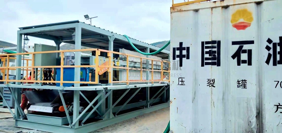 甘肃庆阳油田废水处理现场，使用150平方泥浆不落地压滤机一台 (2).jpg